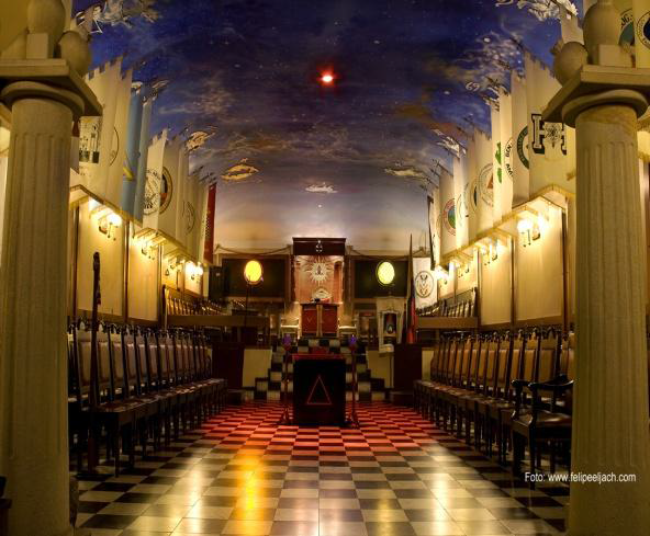 Templo masónico donde podemos apreciar algunos de los principales simbolos.