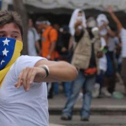 Venezolanos marchan a Uruguay